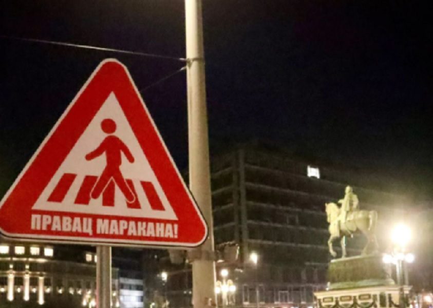 Beograd osvanuo okićen neobičnim „saobraćajnim znacima“, Zvezda zove na stadion (FOTO)