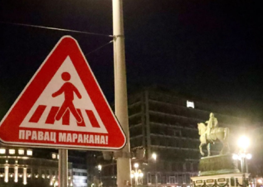 Beograd osvanuo okićen neobičnim „saobraćajnim znacima“, Zvezda zove na stadion (FOTO)