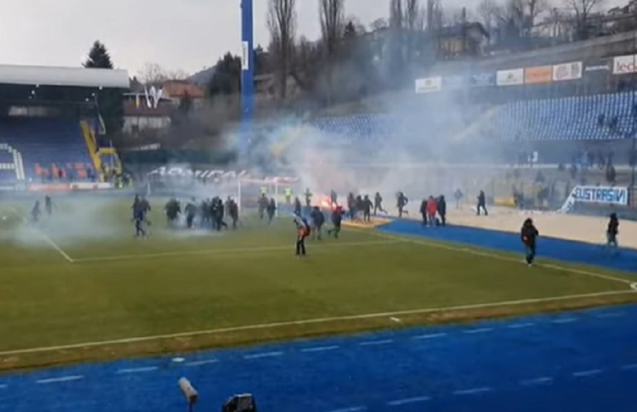 LUDILO I U SARAJEVU Pred početak derbija, huligani se tukli na terenu! (VIDEO)