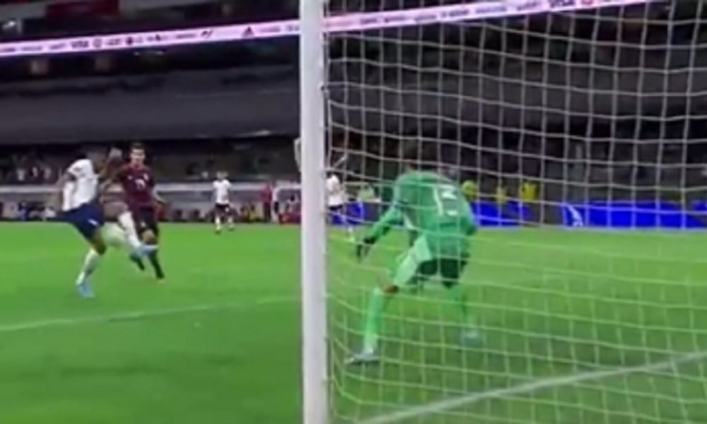 KAKO OVO NIJE GOL? Trebalo je da ćušne loptu u mrežu, a šutirao 10 metara pored… Najmanje! (VIDEO)