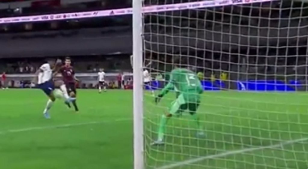 KAKO OVO NIJE GOL? Trebalo je da ćušne loptu u mrežu, a šutirao 10 metara pored… Najmanje! (VIDEO)