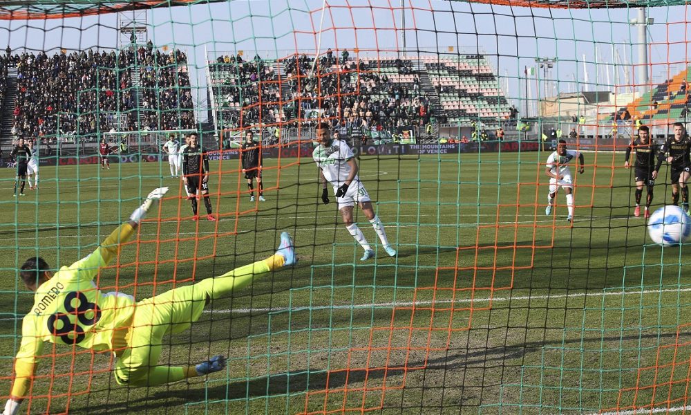 SERIJA A Venecija pala iz tri penala, remiji u Bolonji i Firenci (VIDEO)