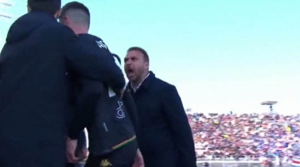 PEDAGOGIJA NA ITALIJANSKI NAČIN Trener podivljao, hteo da bije svog igrača! (VIDEO)