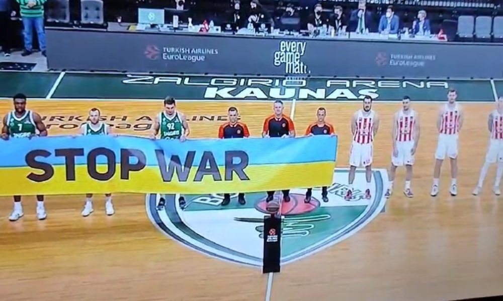 ZVIŽDUCI ZA ZVEZDU Odluka crveno-belih da ne drže zastavu Ukrajine naišla na burne reakcije! (VIDEO)