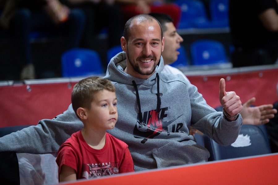 PODRŠKA Borjan sa sinom bodri košarkaše Zvezde (FOTO)