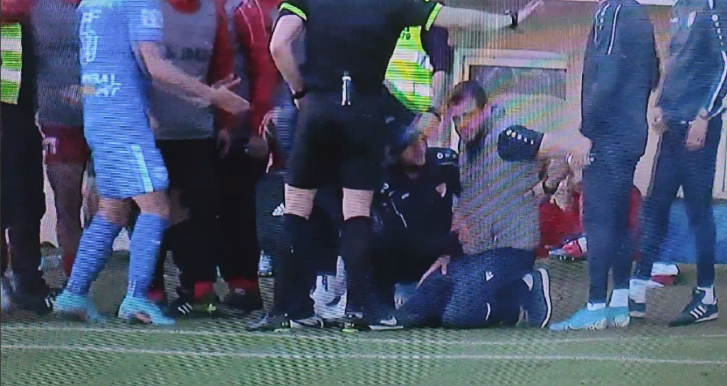 SAMO JE JOŠ OVO FALILO Lalatović pogođen završio na travi kraj aut linije (VIDEO)