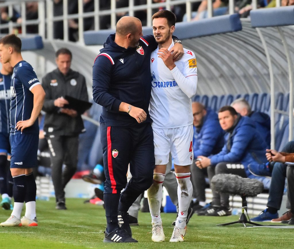 NEMA PROBLEMA KADA SU OHI I PAVKOV U KRIZI Mića plesao svojom ravnicom, dobio aplauz legendarnog napadača