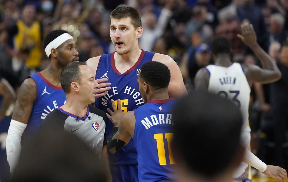 POBESNEO Tukli ga, a arbitri ćutali… Jokić izgubio živce, pa napao sudiju… Posledica – ISKLJUČENJE (VIDEO)