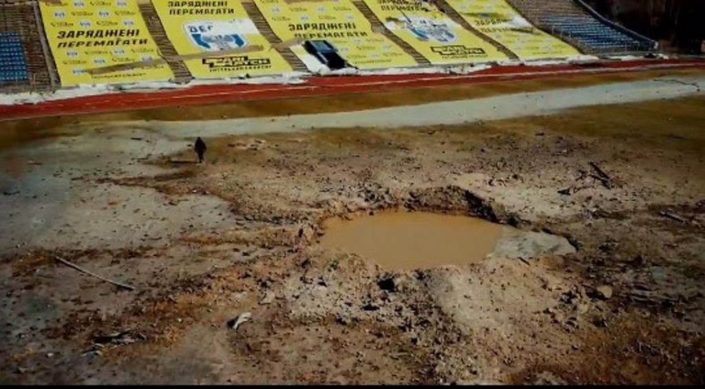 STRAŠNO Ukrajinski prvoligaš pokazao razoren stadion! Na terenu ogromni krater od bombe, uništene tribine… (VIDEO)