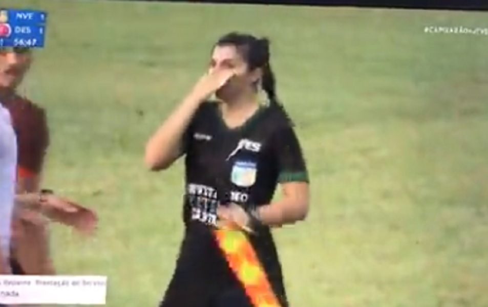 MOGUĆE JE SAMO TAMO Trener uličarski nasrnuo na damu sa zastavicom! (VIDEO)