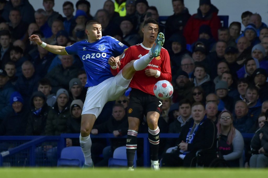 RONALDO, KUPI MI TELEFON! Portugalac bio van sebe od besa posle poraza od Evertona, dobio je i teške batine (VIDEO)