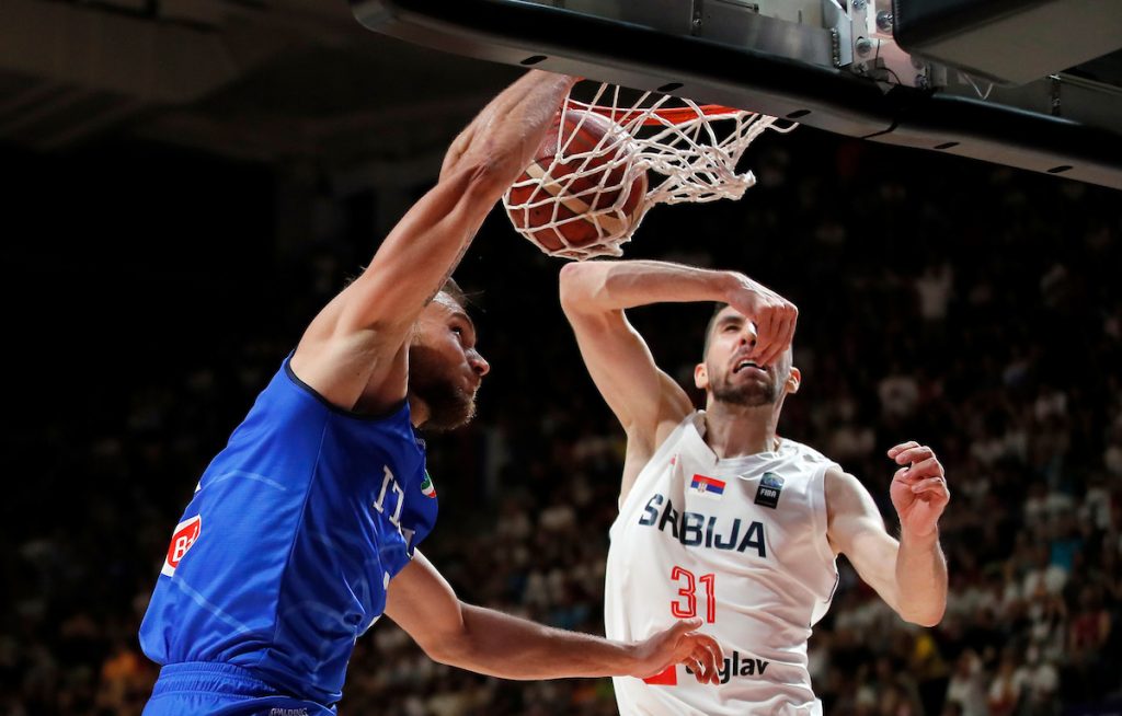 FLEŠ SA „ČIZME“ Povezivali ga sa Partizanom, sad se obukao u Armani