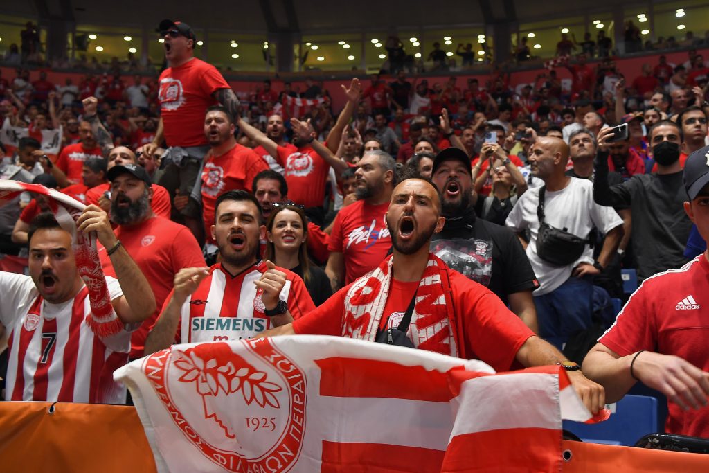 Navijači Olimpijakosa „ukrali šou“ Barseloni i Real Madridu! (VIDEO)