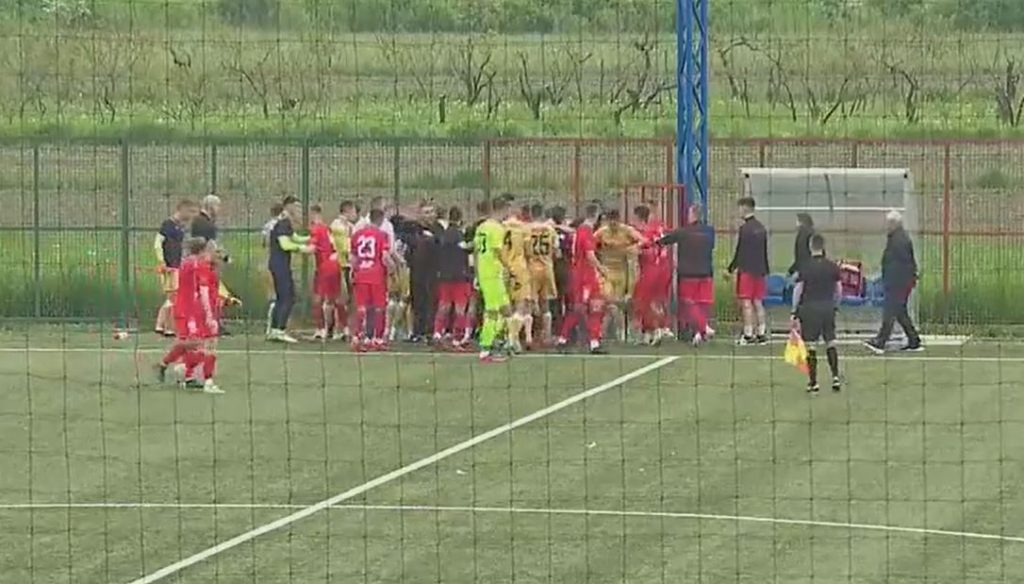 HAOS U HRVATSKOJ Treneri se potukli pred decom, sudija morao da prekine igru! (VIDEO)