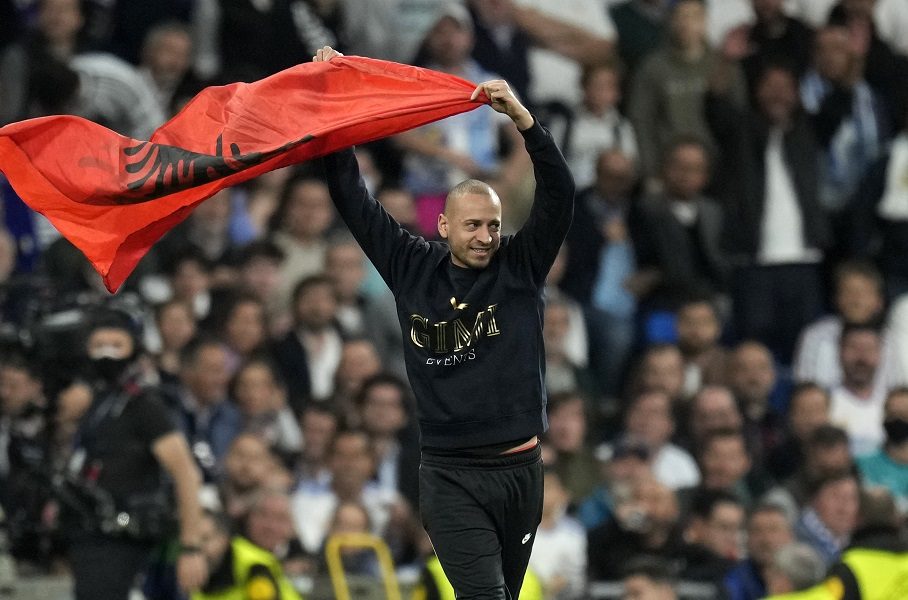 SKANDAL U MADRIDU Muškarac sa albanskom zastavom prekinuo meč Lige šampiona (FOTO)