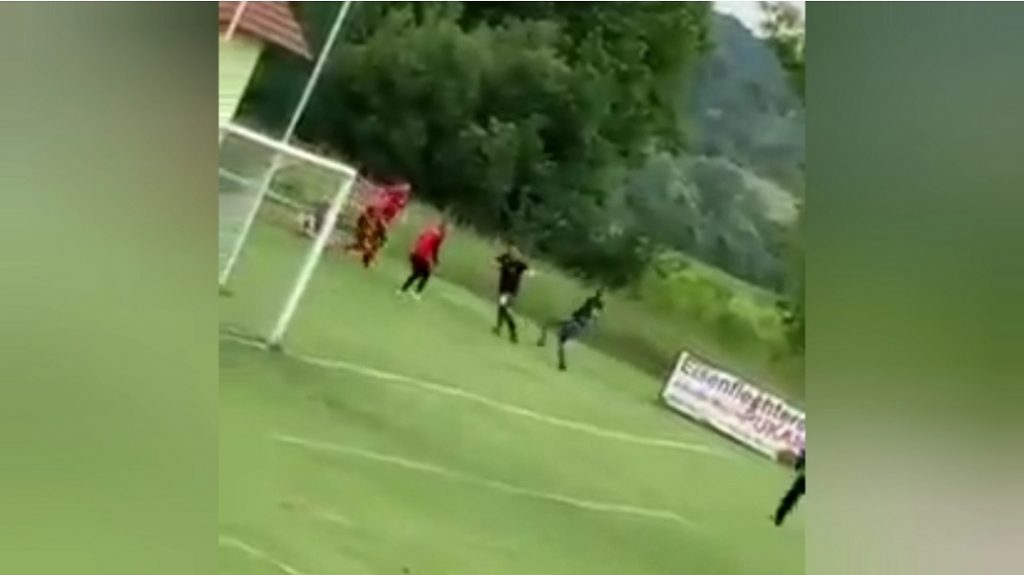 HAOS U KOMŠILUKU Sudije tukli igrači, navijači, redari i komesar za bezbednost! (VIDEO)