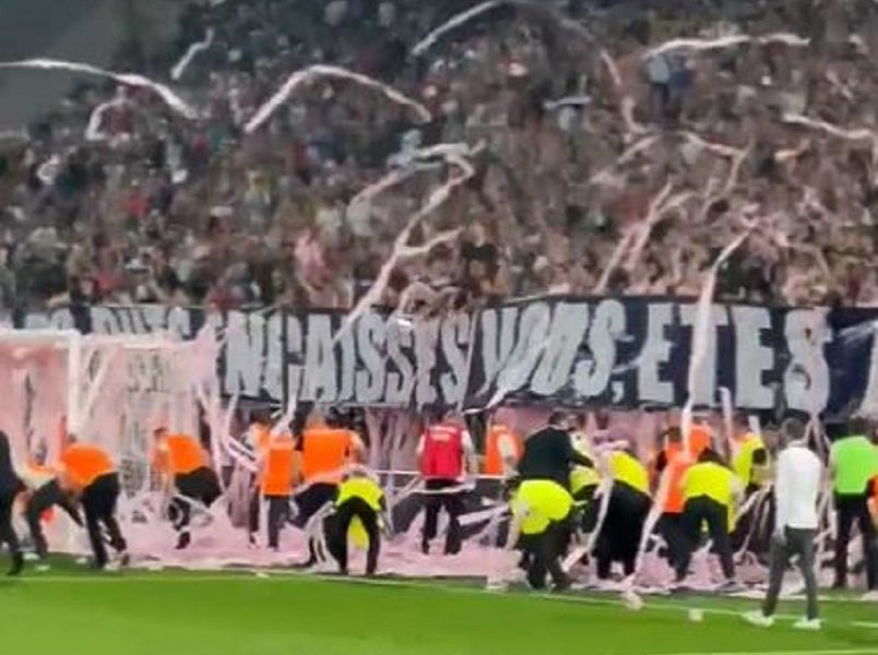 ZATRPALI TEREN TOALET PAPIROM Navijači Bordoa prekinuli utakmicu i istakli uvredljivu poruku (VIDEO)