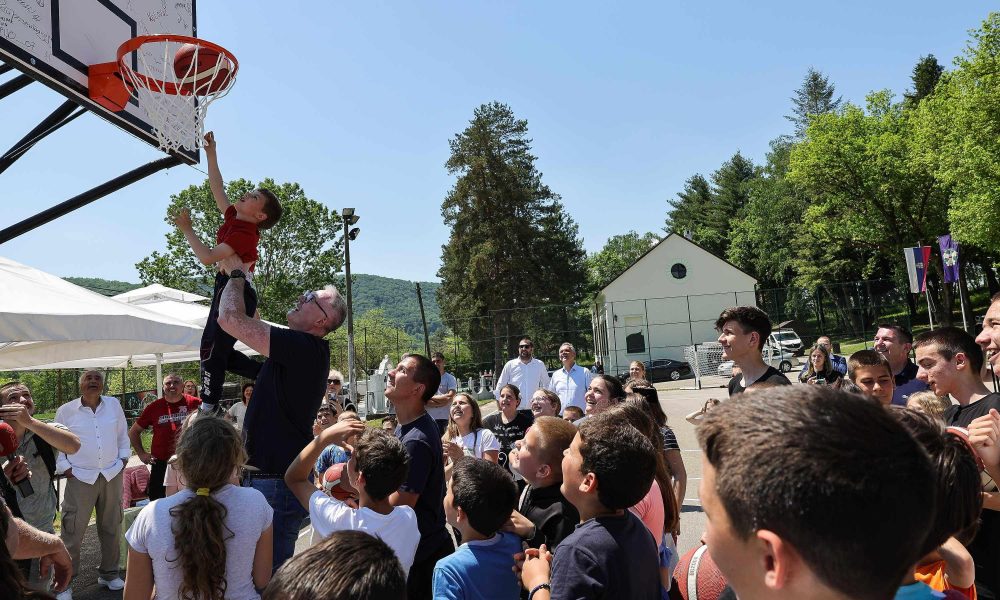 Dejan Tomašević u osnovnoj školi u Takovu postavio prve table sa dečijim košarkaškim snovima