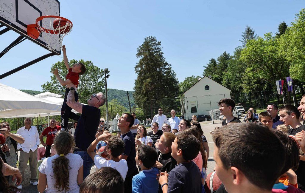 Dejan Tomašević u osnovnoj školi u Takovu postavio prve table sa dečijim košarkaškim snovima