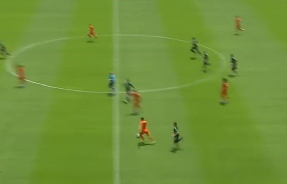 KOMENTATOR U TRANSU Fudbaler pogodio mrežu sa polovine terena, ali nije on glavni u ovoj priči (VIDEO)