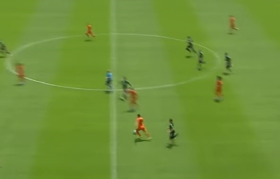 KOMENTATOR U TRANSU Fudbaler pogodio mrežu sa polovine terena, ali nije on glavni u ovoj priči (VIDEO)