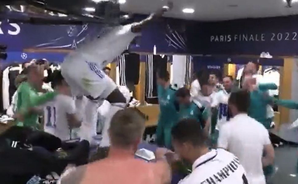 URNEBESAN SNIMAK IZ SVLAČIONICE REALA Azar daje šampanjac Krosovom sinu! Nemac brzo reagovao (VIDEO)