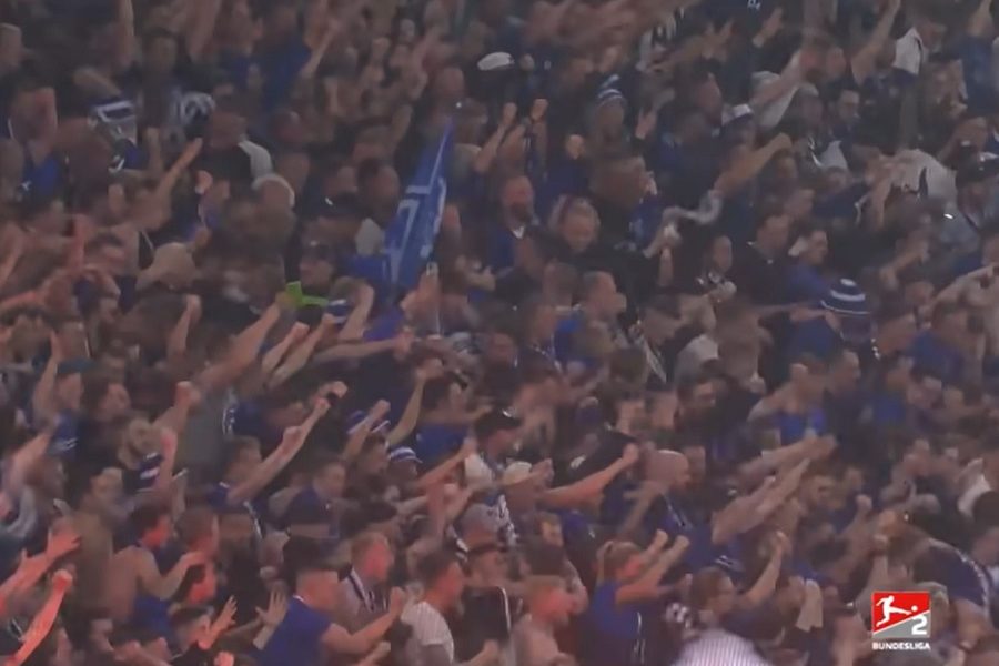 Navijači Šalkea razvalili gol i uništili travu