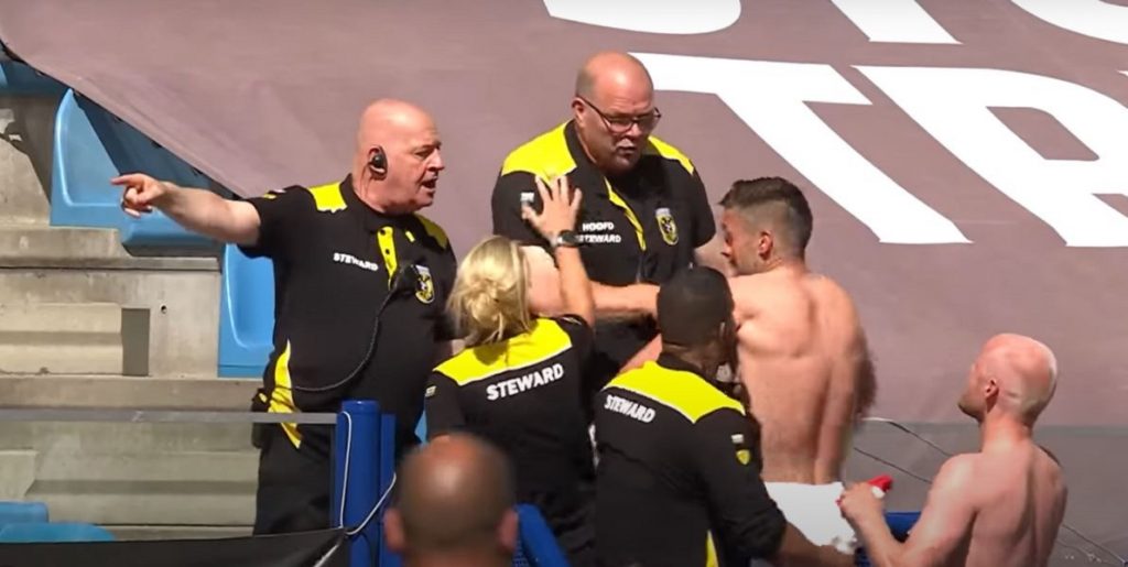 UMALO PAO NIZ STEPENICE Tadić hteo da pokloni dres navijaču, redari skočili na njega kao da je huligan (VIDEO)