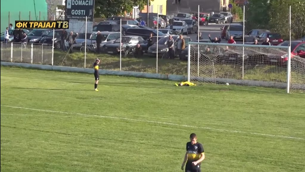 BIZARAN GOL U SRPSKOJ LIGI Lopta preletela golmana, kojem su prethodno izbijena dva zuba (VIDEO)