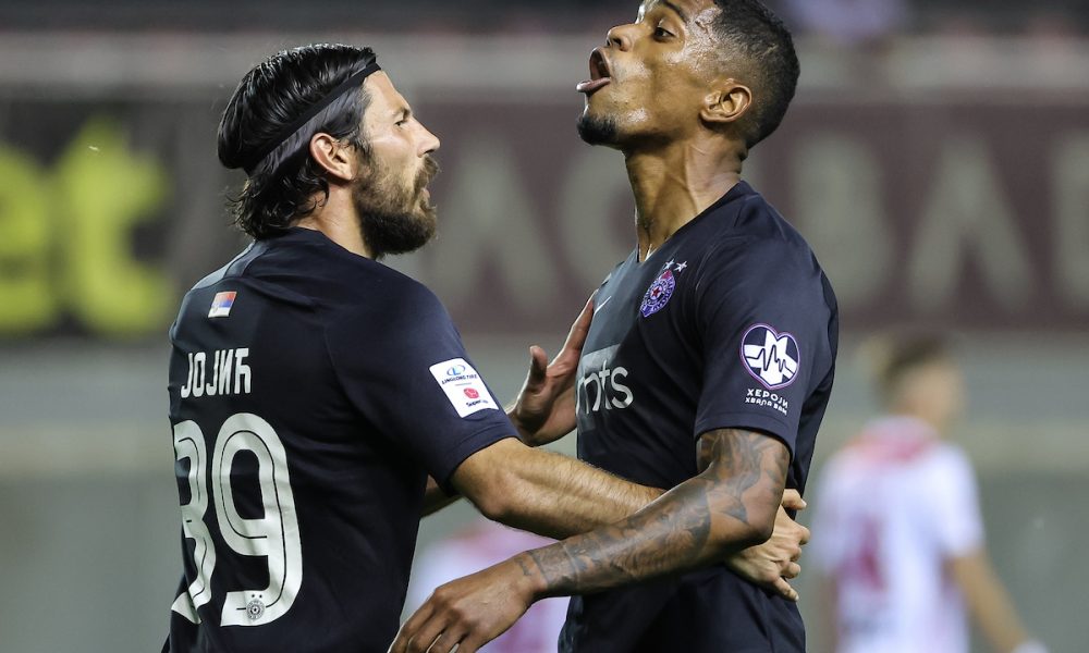 SRAMNI „RAT“ NA „KROVU“ Navijači Voždovca vređali Rikarda na rasnoj osnovi, on im odgovorio hvatanjem za međunožje (FOTO)