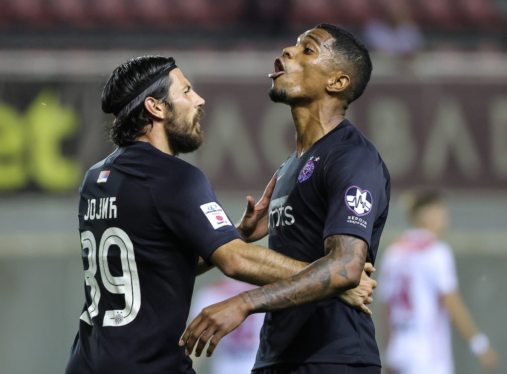 SRAMNI „RAT“ NA „KROVU“ Navijači Voždovca vređali Rikarda na rasnoj osnovi, on im odgovorio hvatanjem za međunožje (FOTO)