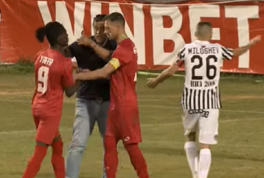 KOMEDIJA U BUGARSKOJ Napadač hteo da puca penal, gazda sišao na teren da ga davi! Kapiten uzeo loptu i poslao ekipu u drugu ligu! (VIDEO)