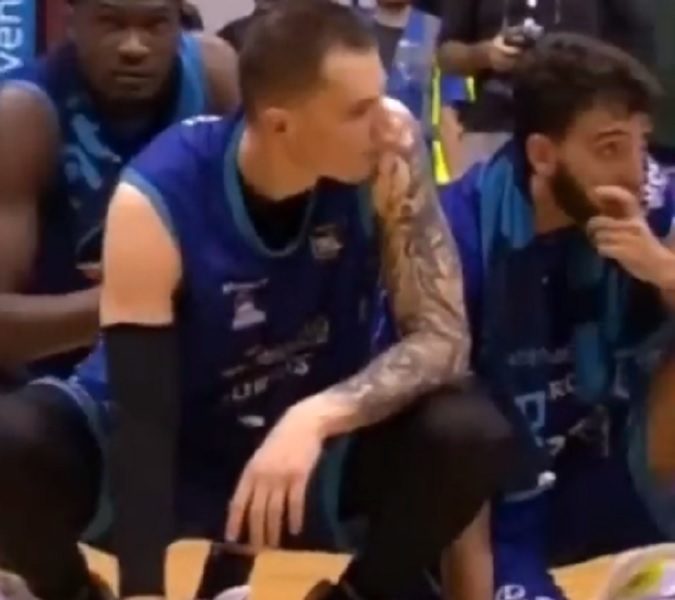 Predsednik kluba naterao igrače da zbog ispadanja kleče pred navijačima! (VIDEO)