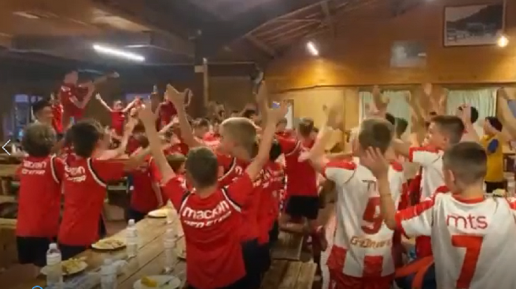 BRATSKI OD MALIH NOGU Zvezdina deca u finalu turnira u Grčkoj, slavila s vršnjacima iz Olimpijakosa (VIDEO)
