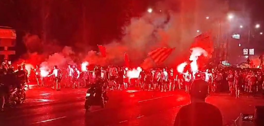 CRVENO-BELA NOĆ Krenula slavljenička povorka, od Autokomande do Kalemegdana (VIDEO)