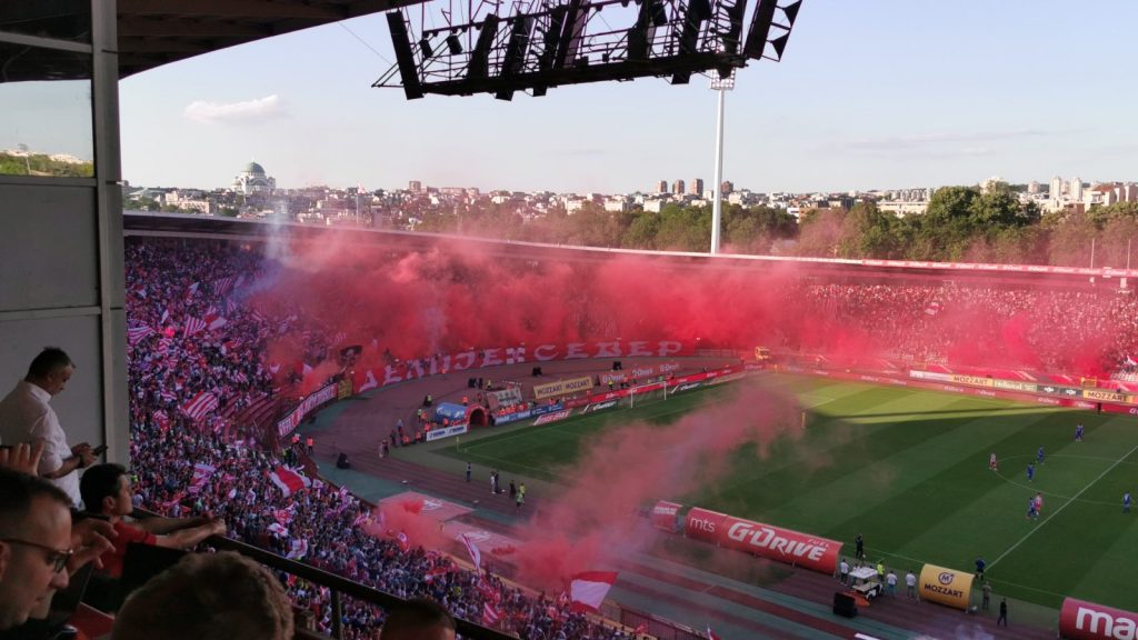 „MARAKANA“ KAO NEKADA Hiljade barjaka i zastavica na tribinama – zvezdaši položili ispit (VIDEO)