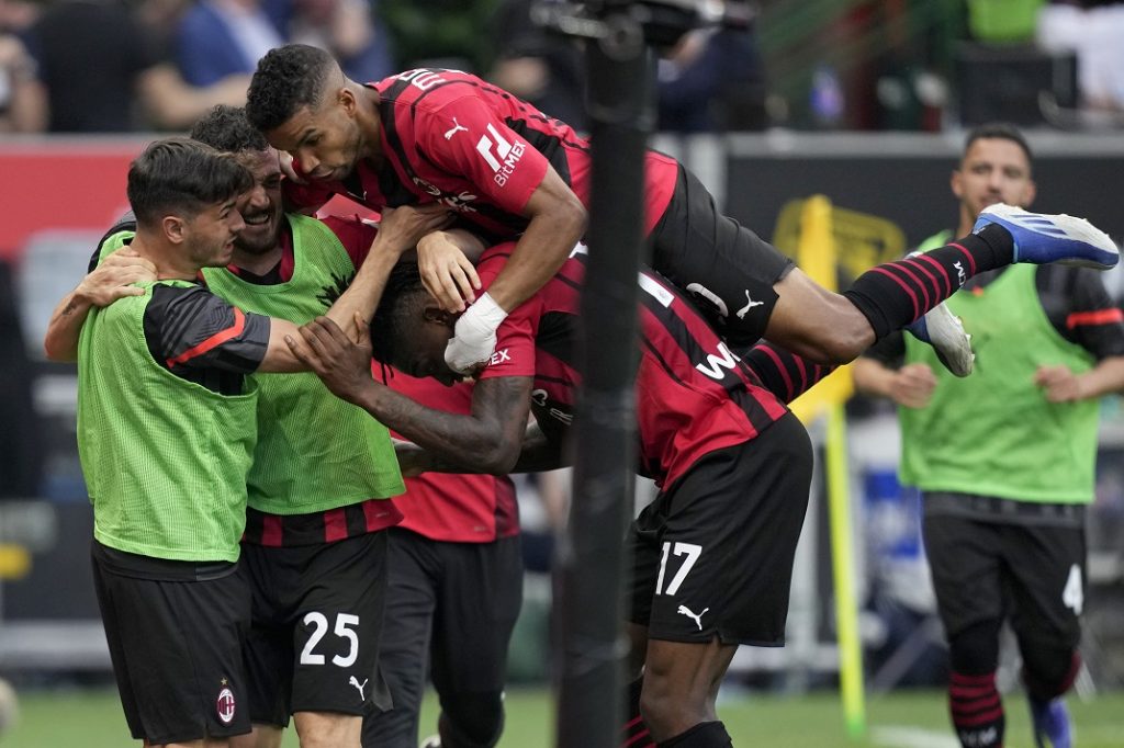 Milan nikad bliži tronu, gori na crveno-crnoj strani grada