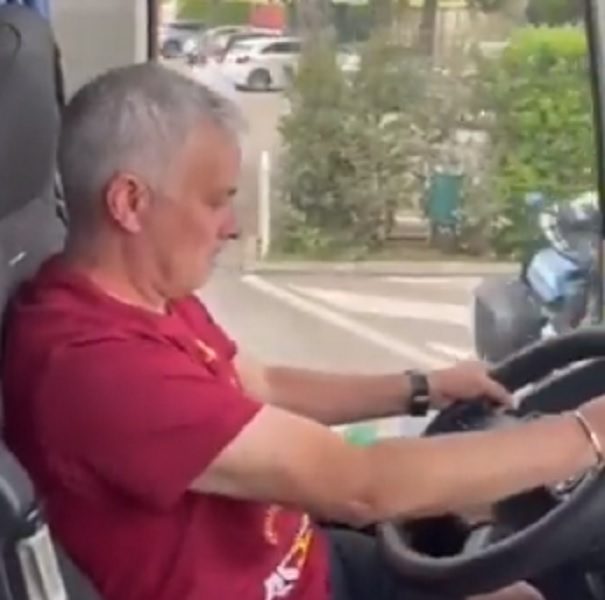 BAŠ SE OPUSTIO Murinjo vozio autobus, umalo da udari policajca! (VIDEO)