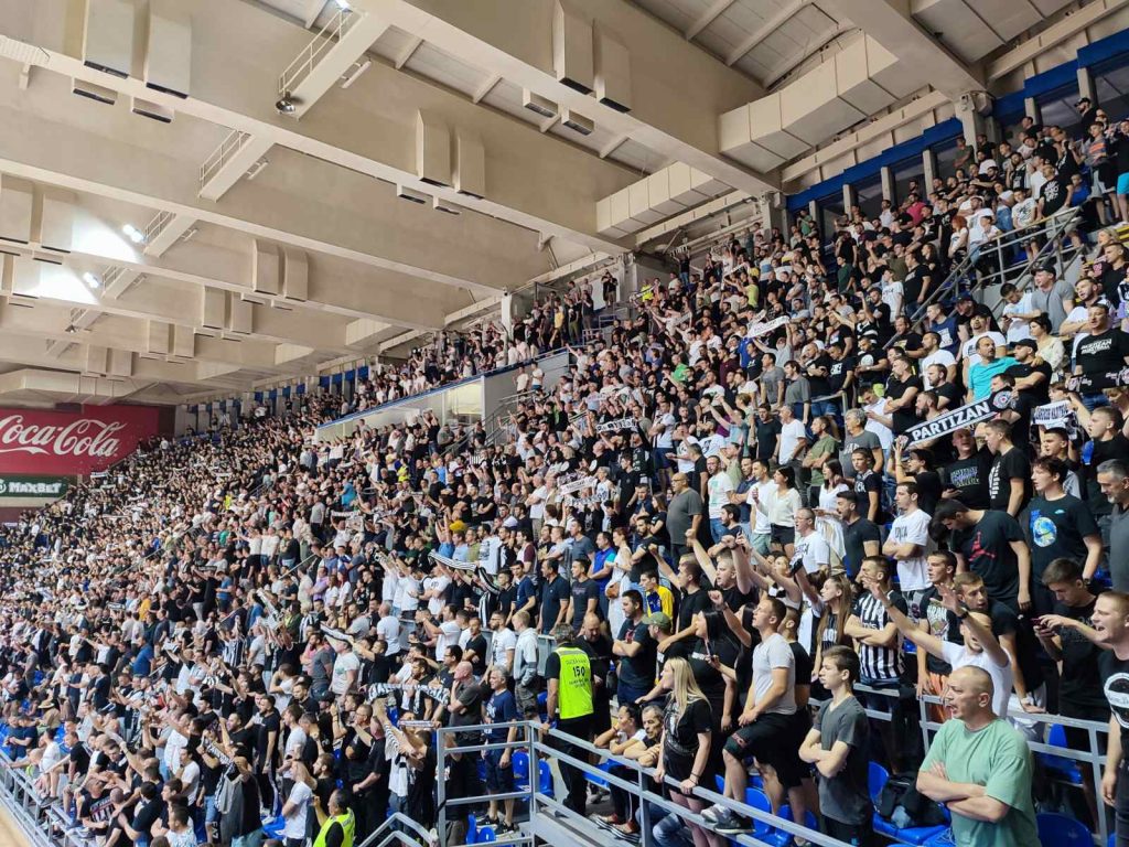 UKAZANO POŠTOVANJE „Grobari“ posle zvižduka protivničkim igračima, pozdravili aplauzom bivšeg trenera! (VIDEO)