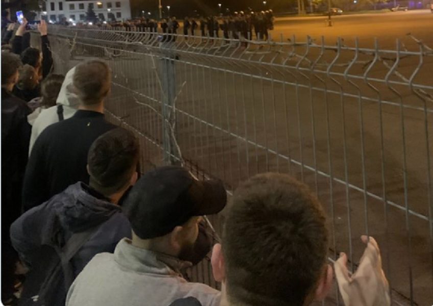 Slavni klub ispao iz lige, navijači do ponoći „postrojavali“ fudbalere! (FOTO)