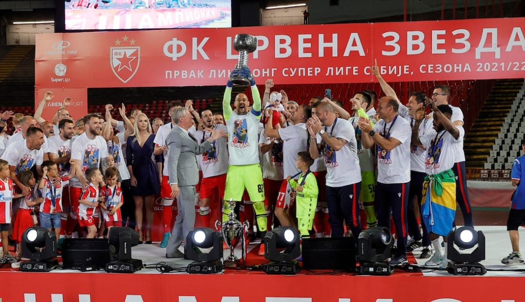 ZAVESA SPUŠTENA Borjan podigao 33. šampionski pehar Crvene zvezde, evo koga su „delije“ gromoglasno pozdravile (VIDEO)