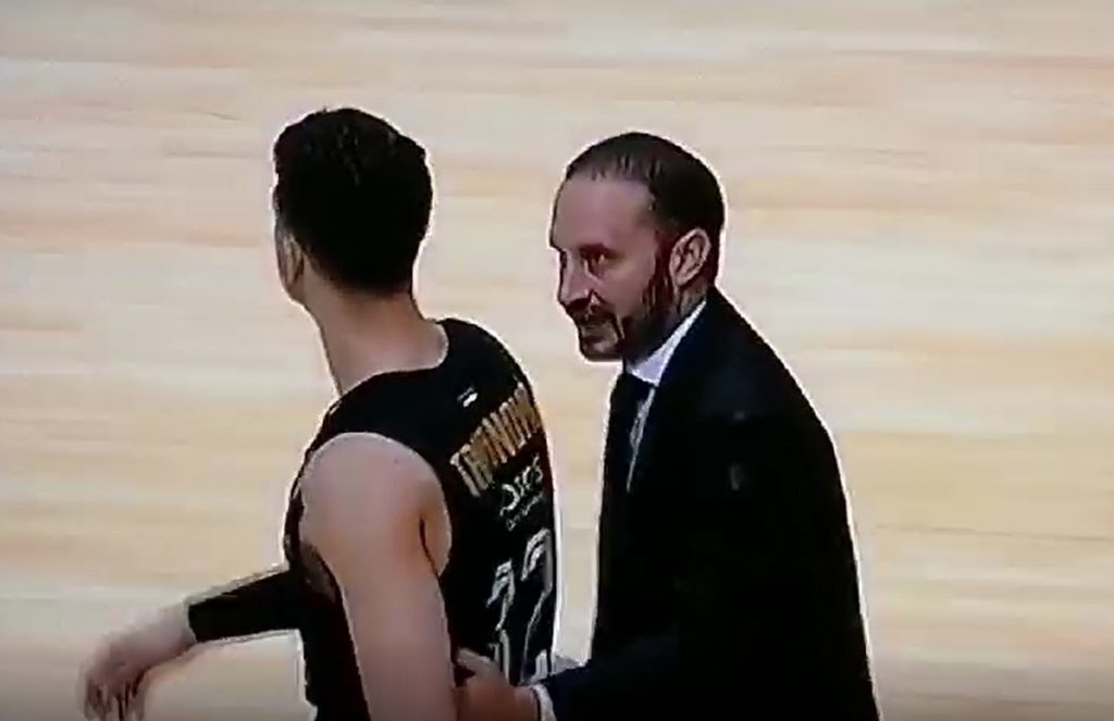 NESPORTSKO PONAŠANJE Trifunović se posle trojke plazio klupi Zvezde, pa zaradio isključenje!