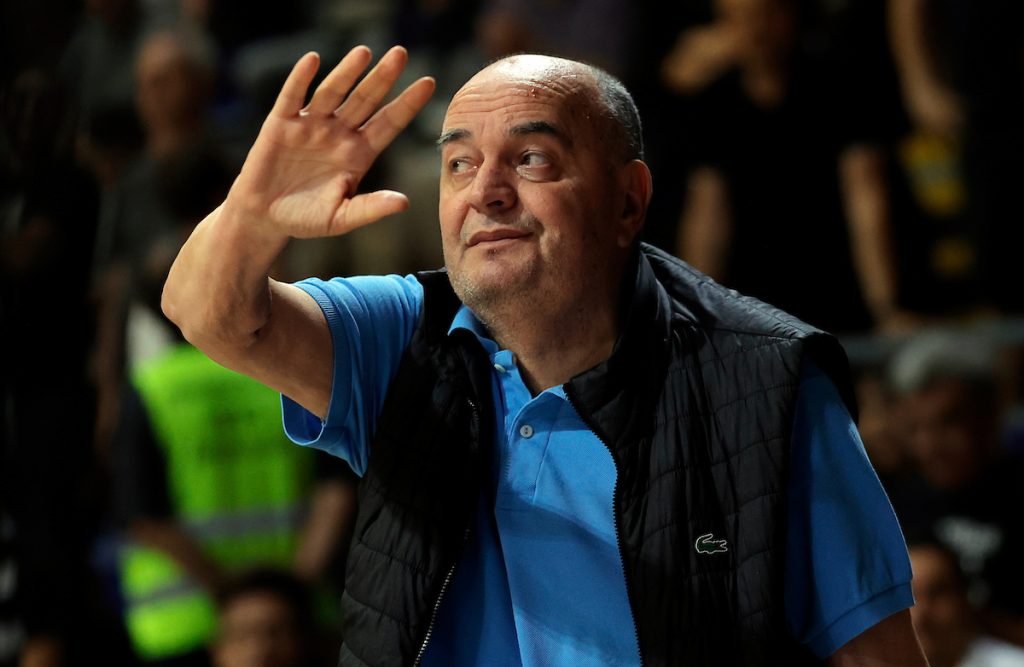 Vujošević podvrgnut teškoj operaciji, imao je i poruku