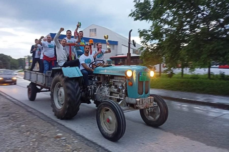 TRAKTOROM KROZ KRAGUJEVAC Izborili plasman u viši rang, pa proslavom „zapalili“ grad (VIDEO)