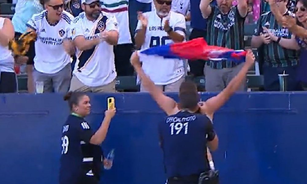 Joveljić doneo bod Galaksiju, pa slavio sa srpskom zastavom (VIDEO)