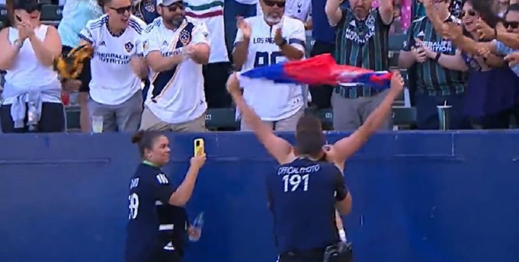 Joveljić doneo bod Galaksiju, pa slavio sa srpskom zastavom (VIDEO)