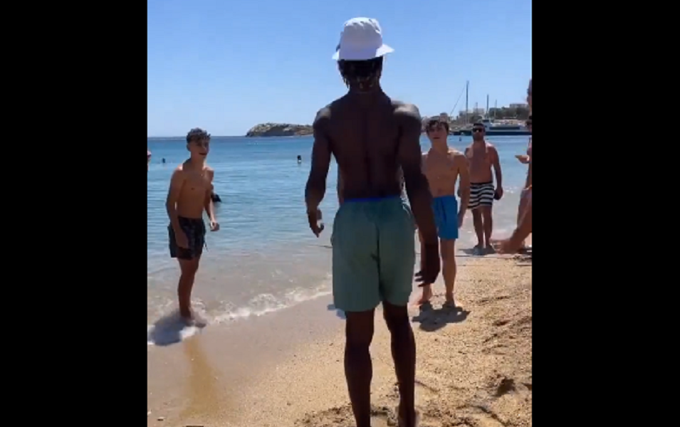 PRAVO U NOS Kamavinga + plaža + devojka + lopta = nokaut