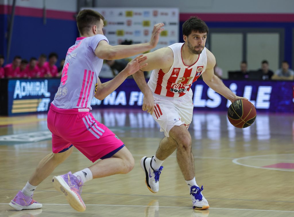 KAŽU „PROŠETAĆE SE ZVEZDA DO TITULE“ To ne sprečava Markovića da „pogine“ na parketu (VIDEO)