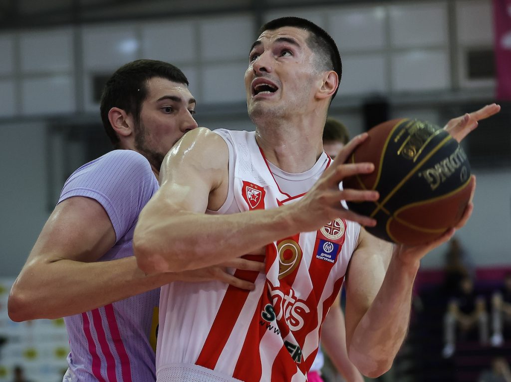 POLUVREME Zvezda sigurno korača ka finalu