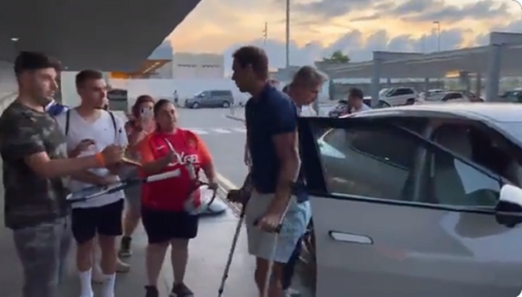 O ČEMU JE REČ? Nadal pre sedam dana rušio rivale jednog za drugim, a danas na štakama… (VIDEO)